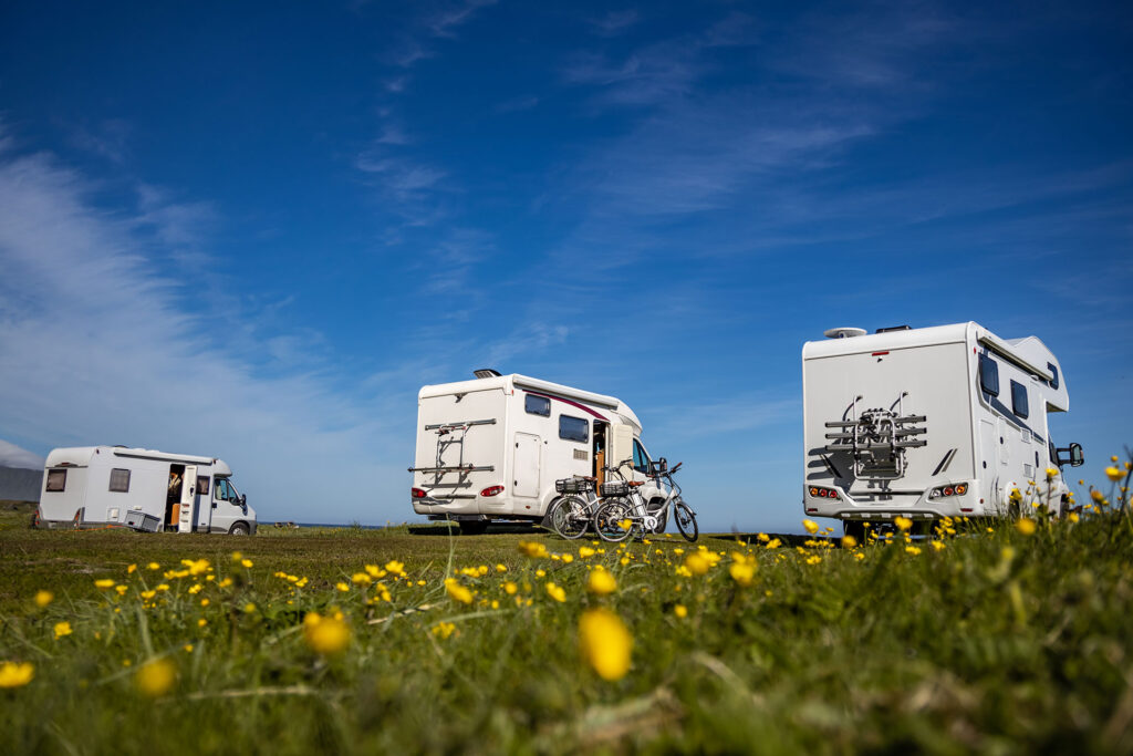 Campers en campo con cielo despejado